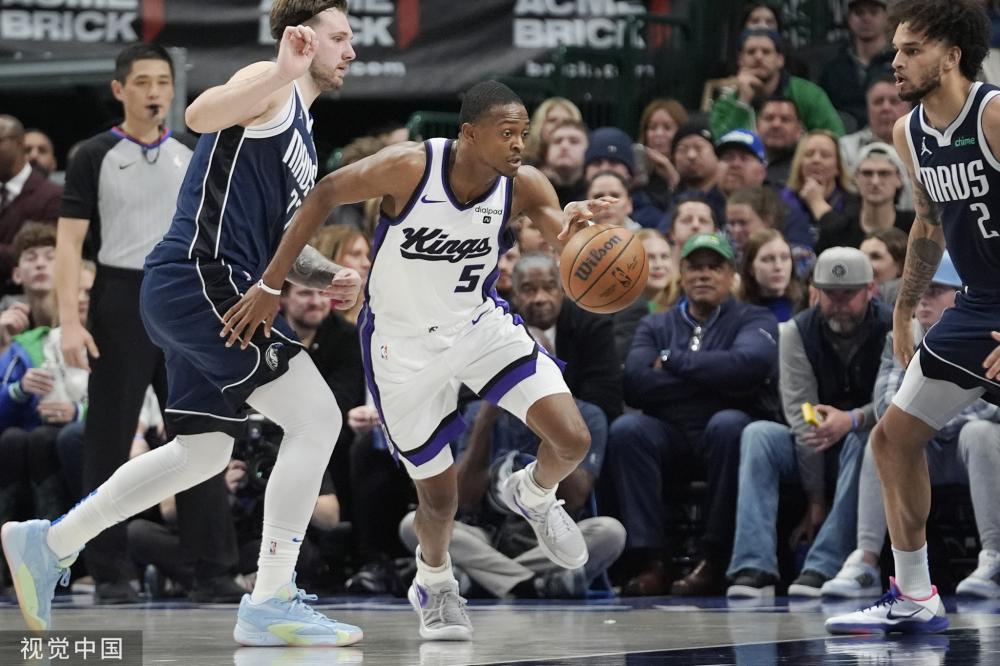 在球场上形 在球场上形